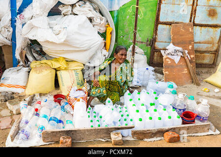 RAMESHWARAM, Tamil Nadu, Inde - mars vers 2018. L'opérateur Indien Femme non identifiée dans sa boutique de vente sur le marché local des bouteilles en plastique Banque D'Images