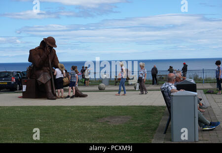 Les personnes qui désirent visiter la statue de Tommy à Seaham County Durham Angleterre Banque D'Images