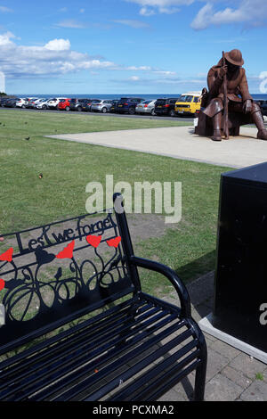 Nous nous souviendrons siège devant Tommy Statue Seaham County Durham Angleterre Banque D'Images