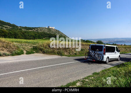 Le paysage de la région viticole sous les montagnes de Palava, la route du village de Pavlov, Moravie du Sud, République tchèque Banque D'Images