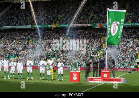 Danny McGrain du Celtic se déploie le drapeau de premier ministre au cours de la Scottish Premiership match Ladbrokes au Celtic Park, Glasgow. Banque D'Images