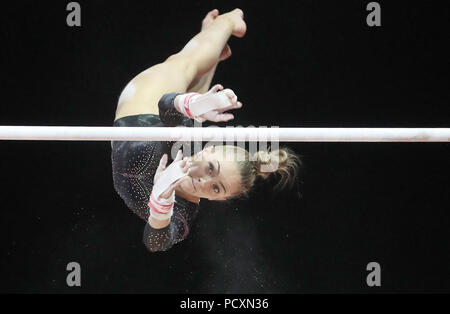 La société britannique Lucy Stanhope sur les barres lors de la troisième journée du championnat d'Europe 2018 à la SSE Hydro, Glasgow. Banque D'Images