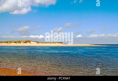 Une vue de l'extrémité est de l'île de la tête Scolt inlet à Burnham Harbor à Burnham Overy Staithe, Norfolk, Angleterre, Royaume-Uni, Europe. Banque D'Images