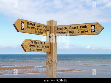 Une enseigne sur le chemin de la côte de Norfolk au bord des dunes de sable à Burnham Overy Staithe, Norfolk, Angleterre, Royaume-Uni, Europe. Banque D'Images