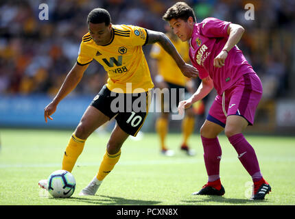 Wolverhampton Wanderers' Helder Costa (à gauche) et le Santiago Villarreal Caseres bataille pour la balle durant le match amical de pré-saison à Molineux, Wolverhampton. Banque D'Images