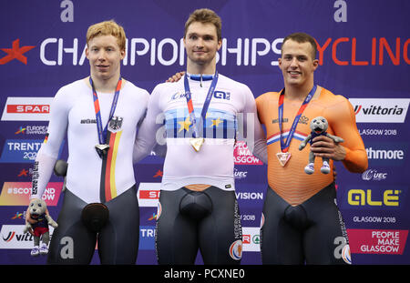 Allemagne (gauche-droit) Joachim Eilers, Pays-Bas' Matthijs Buchli et Netherland's Sam Ligtlee sur le podium pour la le 100 m contre la montre au cours de la troisième journée du championnat d'Europe 2018 au vélodrome Sir Chris Hoy, Glasgow. Banque D'Images