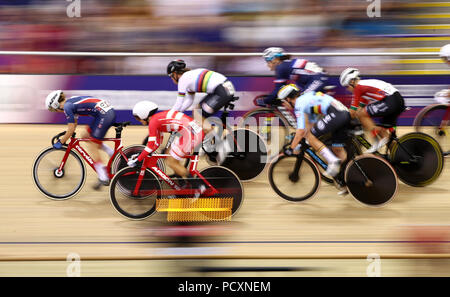 Great Britain's Elinor Barker (à gauche) conduit au cours de la féministe 25km Course aux points au cours final la troisième journée du championnat d'Europe 2018 au vélodrome Sir Chris Hoy, Glasgow. Banque D'Images