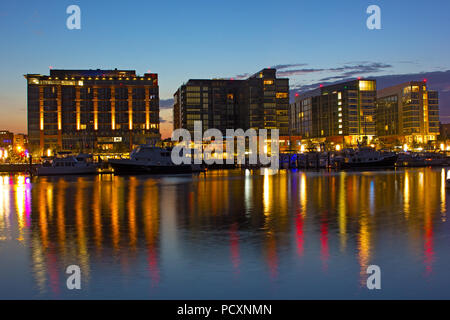 Le quartier du quai des immeubles d'habitation avec marina à l'aube. Le quai de Washington DC avec bord de l'eau et ses reflets multicolores dans la rivière Potomac. Banque D'Images