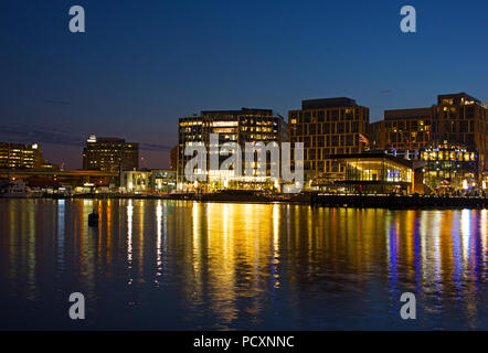 WASHINGTON DC, USA - Le 28 juillet 2018 : une vue de nuit sur les quais illuminés le long de la promenade du quai en capital. La rivière Potomac colorés avec Banque D'Images