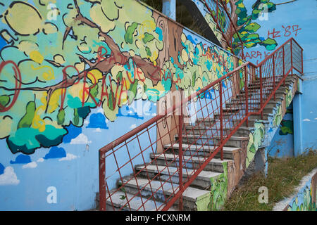 Escalier extérieur avec graffiti à la colline de l'ère communiste projet domiciliaire de Ciglane, Sarajevo, Bosnie-et-Herzégovine. Banque D'Images