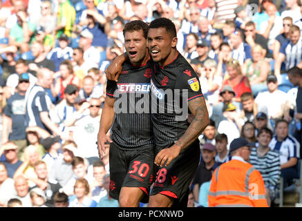Bolton Wanderers' Yanic Wildschut (à gauche) célèbre marquant son deuxième but de côtés du jeu avec son coéquipier Josh Magennis (à droite) au cours de la Sky Bet Championship match à The Hawthorns, West Bromwich. Banque D'Images