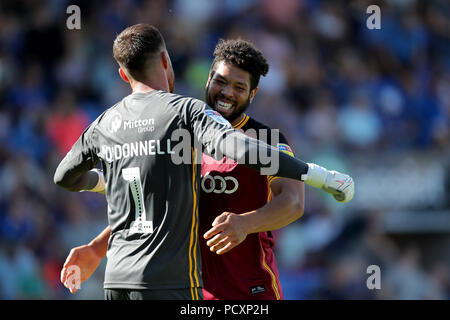 Bradford City's Richard O'Donnell et Bradford City's Nathaniel Knight-Percival après la victoire au Sky Bet la League One match à eaux Montgomery pré, Shrewsbury. Banque D'Images