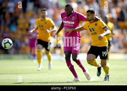 Villarreal's Karl Toko Ekambi (à gauche) et Wolverhampton Wanderers Jonny Castro Otto bataille pour la balle durant le match amical de pré-saison à Molineux, Wolverhampton. Banque D'Images