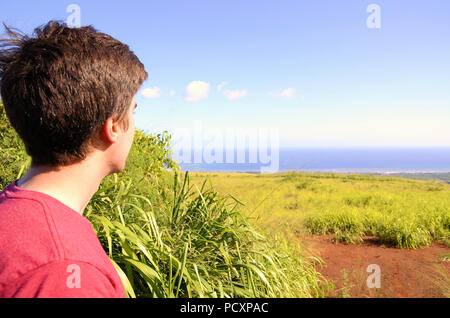 Les touristes à la recherche de jeunes hommes à l'océan Pacifique à travers Kauai le long du Canyon de Waimea road à Kauai, Hawaii, United States. Banque D'Images