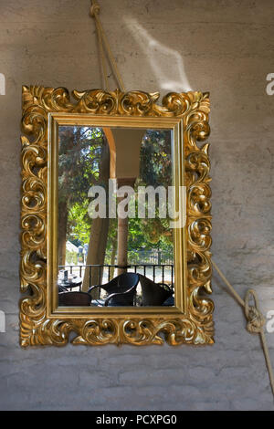 Vue sur le Jardin del Marqués de La Vega-Inclán, reflétée dans un miroir au mur, Alcázar de jardins, Sevilla, Andalousie, Espagne Banque D'Images