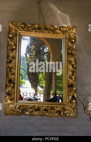 Vue sur le Jardin del Marqués de La Vega-Inclán, reflétée dans un miroir au mur, Alcázar de jardins, Sevilla, Andalousie, Espagne Banque D'Images