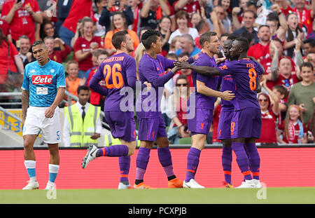 James Milner de Liverpool (centre) célèbre marquant son but premier du côté du jeu avec l'équipe lors de la pré-saison match amical à l'Aviva Stadium de Dublin. Banque D'Images