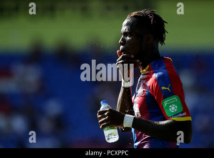 Le Crystal Palace Wilfried Zaha prend une pause pendant la pré-saison match amical à Selhurst Park, Londres. Banque D'Images