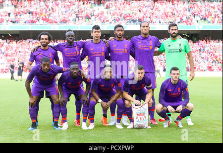 Groupe de l'équipe de Liverpool. Rangée du haut (gauche à droite) Mohamed Salah, Sadio Mane, Roberto Firmino, Joe Gomez, Virgil Van Dijk et Alisson Becker. Rangée du bas (de gauche à droite) Giorginio Wijnaldum, Naby Keita, Nathaniel Clyne, James Milner et Andy Robertson lors de la pré-saison match amical à l'Aviva Stadium de Dublin. Banque D'Images