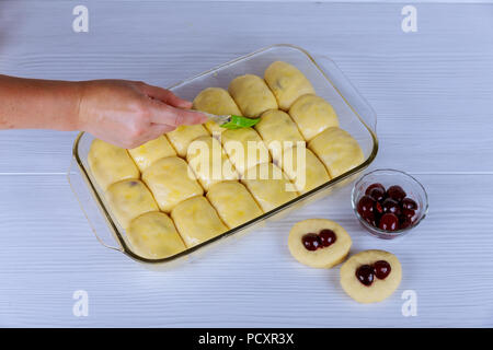 Pains provenant de la pâte sur une lèchefrite avant de cuire les pains faits maison avant la cuisson Banque D'Images