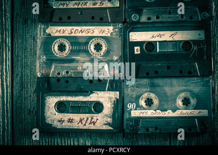 Ensemble de vieilles cassettes audio sur table en bois Banque D'Images