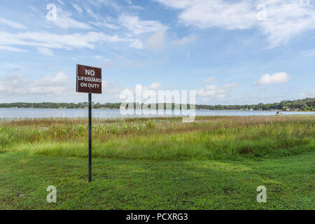 Pas de maître-nageur en devoir signer poster sur le lac Weir, Florida UA Banque D'Images