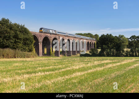 Une locomotive classe 68 Chiltern Railways crossing Saunderton Viaduct (au sud de Banbury) avec un train express de la ligne principale de Marylebone Banque D'Images