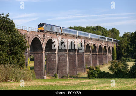 Une locomotive classe 68 Chiltern Railways traverse Saunderton Viaduct (au sud de Banbury) avec un train express mainline Chiltern Railways Banque D'Images