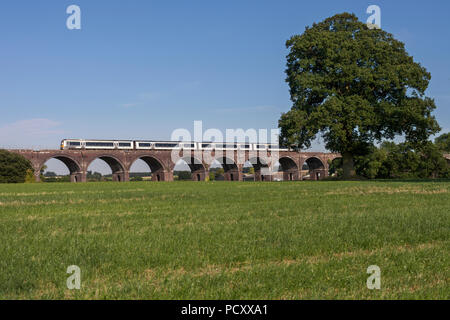 Un Chiltern Railways class 168 passage à niveau train Viaduc Saunderton (au sud de Banbury) avec un train pour Londres Marylebone Banque D'Images