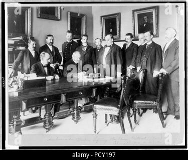 L'ambassadeur Cambon signant le Protocole de paix Banque D'Images