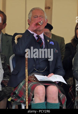 Le prince de Galles, connu sous le nom de duc de Rothesay en Écosse, a un dram lorsqu'il participe aux Jeux Mey Highland & Cultural au champ de foire John O'Groats à Caithness. Banque D'Images