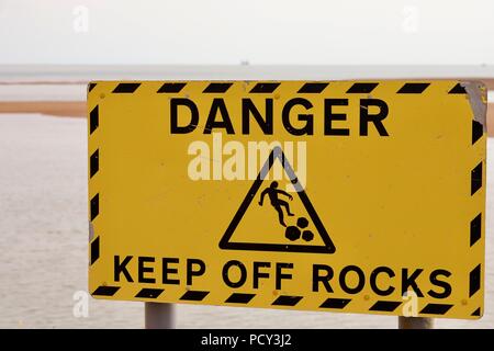 Garder hors de danger avis des roches à Felixstowe Ferry, Suffolk. Banque D'Images