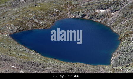Les eaux turquoise du lac en forme de cœur, Gaislacher au sommet du mont près de Gaislachkogel Sölden, Ötztal au Tyrol, en Autriche. Banque D'Images