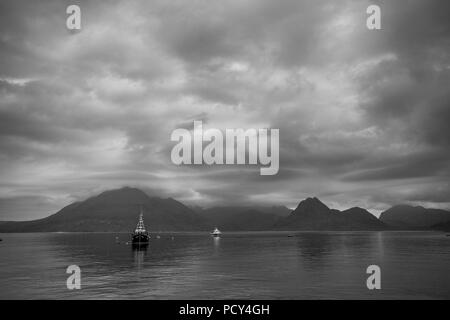 Le port d'Elgol sur l'un des étés nuageux matin Banque D'Images