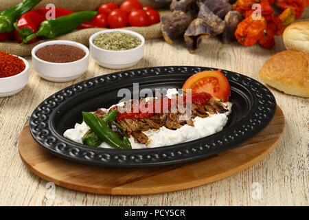 Viande Kebab turc servi dans une plaque anatolienne Banque D'Images