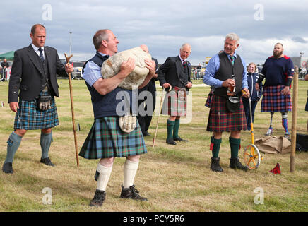 Le prince de Galles, connu sous le nom de duc de Rothesay en Écosse, regarde pendant qu'il participe aux jeux Mey Highland & Cultural au champ de foire John O'Groats à Caithness. Banque D'Images