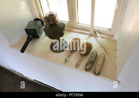 Vêtir et brosses à cheveux avec lampe à pétrole allongé sur un rebord de fenêtre - Victorien John Gollop Banque D'Images