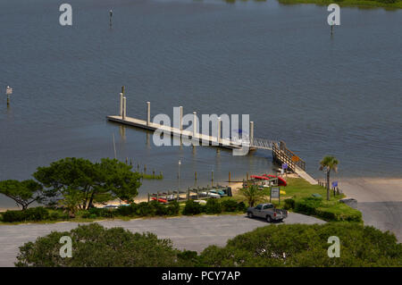 Scenic Rampe de mise à l'eau et le parc de location de canoës avec dock sur Bay en Floride Rampe sur Matanzas Bay Banque D'Images