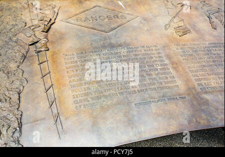 Plaque de cuivre au Point du Hoc en Normandie qui a été attaqué par l'American Army Rangers Groupe d'assaut, qui escaladent la falaise et a pris la place. Banque D'Images