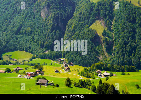 Vue sur Élevée Engelbergertal, Wolfenschiessen, Swotzerland. Banque D'Images