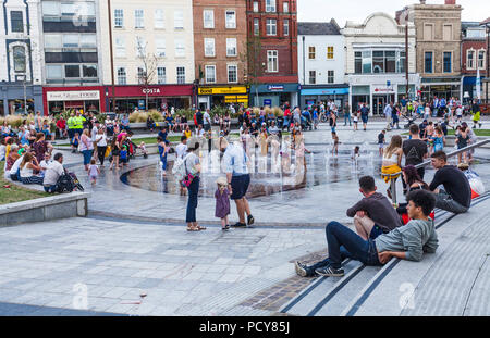 Les foules se rassemblent dans la rue principale en attendant la parade à la puce SIRF à Stockton-on-Tees, Angleterre, RU Banque D'Images