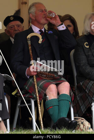 Le Prince de Galles, connu sous le nom de duc de Rothesay en Ecosse, a d'une dram comme il assiste à l'Mey Highland &AMP ; jeux culturels au John O'Groats Showground à Caithness. Banque D'Images