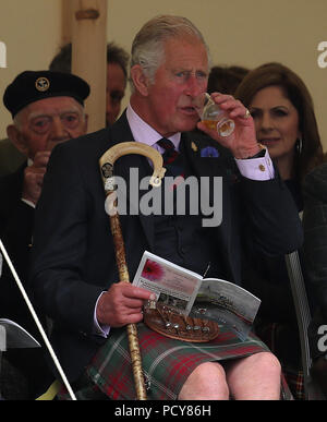 Le Prince de Galles, connu sous le nom de duc de Rothesay en Ecosse, a d'une dram comme il assiste à l'Mey Highland &AMP ; jeux culturels au John O'Groats Showground à Caithness. Banque D'Images