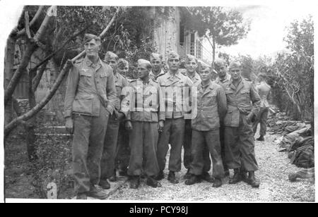 Oberfeldwebel Otto Thomas du 10. Kompanie, Fallschirmjäger-Regiment 10 (quatrième à partir de la gauche) pose avec son équipe pendant la campagne d'Italie en 1944. Otto Thomas a été tué au combat le 18 septembre 1944. Il a reçu à titre posthume la Croix allemande en Or en octobre 1944. Banque D'Images