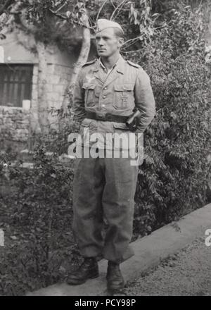 Oberfeldwebel Otto Thomas du 10. Kompanie, Fallschirmjäger-Regiment 10 pose pour la caméra pendant la campagne d'Italie en 1944. Otto Thomas a été tué au combat le 18 septembre 1944. Il a reçu à titre posthume la Croix allemande en Or en octobre 1944. Banque D'Images