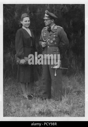 Oberfeldwebel Otto Thomas du 3. Kompanie, Fallschirmjäger-Regiment 2 balades en robe de sortie, avec son fiancé d'autre en 1941. Son prix, mentionnons l'Armée Paratrooper Award insigne. Banque D'Images