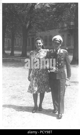 Oberfeldwebel Otto Thomas du 3. Kompanie, Fallschirmjäger-Regiment 2 balades en robe de sortie, avec son fiancé d'autre en 1941. Son prix, mentionnons l'Armée Paratrooper Award insigne. Banque D'Images