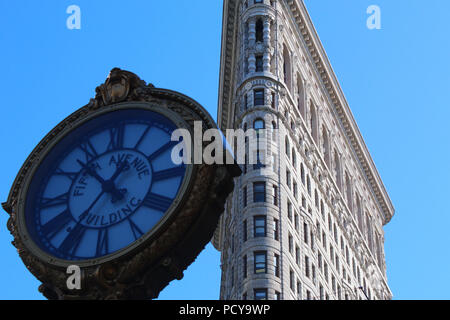 Fonte emblématique Cinquième Avenue Building street réveil vu contre Flatiron Building, quartier Flatiron, Manhattan, le 5 juillet 2017 à New York, USA. ( Banque D'Images