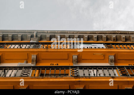 Balcons jaunes sur la place de San Sebastian Banque D'Images