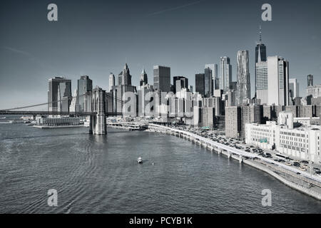 Le centre-ville et de la ville de New York Brooklyn Bridge noir et blanc Banque D'Images